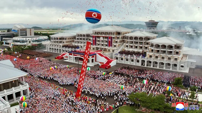 Khu nghỉ dưỡng nằm trên bãi biển dài 4 km, được trang bị nhiều tiện nghi thể thao, giải trí, cũng như dịch vụ ăn uống, thương mại. (Ảnh: KCNA)