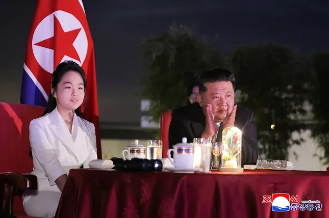 Ông Kim Jong-un và con gái Ju-ae. (Ảnh: KCNA)