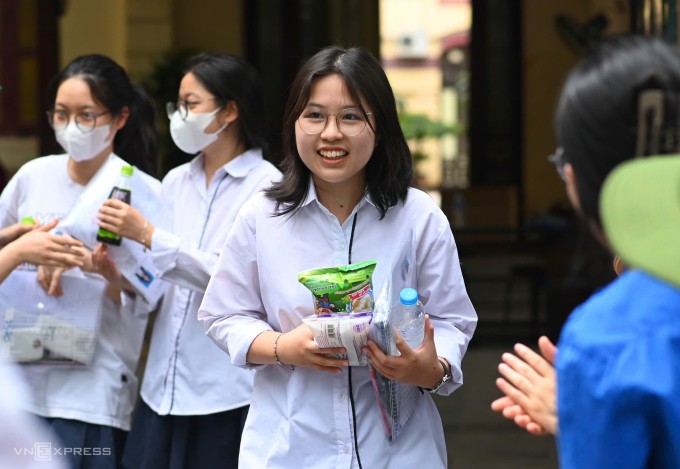 Thí sinh tại điểm thi THPT Trần Phú, Hà Nội sau giờ thi Toán. Ảnh: Giang Huy