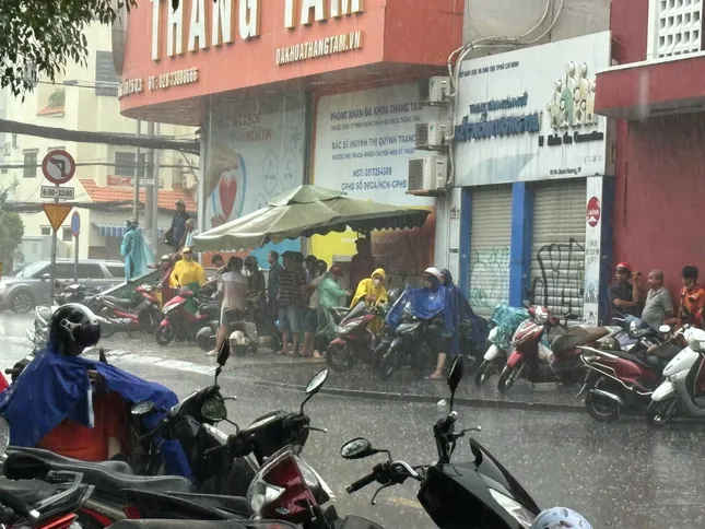 Xúc động hình ảnh phụ huynh TPHCM đội mưa chờ con thi tốt nghiệp - 5