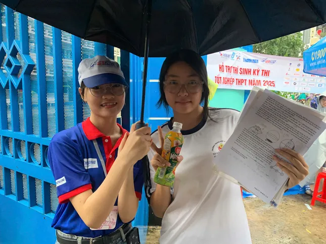 Xúc động hình ảnh phụ huynh TPHCM đội mưa chờ con thi tốt nghiệp - 9