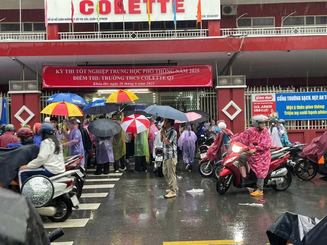 Xúc động hình ảnh phụ huynh TPHCM đội mưa chờ con thi tốt nghiệp - 4