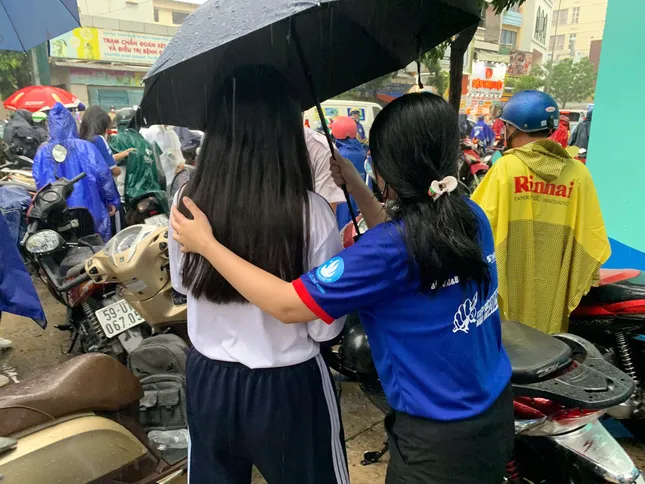 Xúc động hình ảnh phụ huynh TPHCM đội mưa chờ con thi tốt nghiệp - 8
