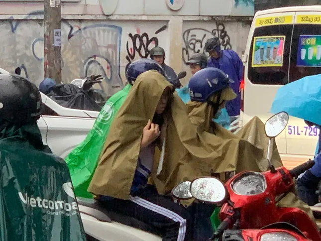 Xúc động hình ảnh phụ huynh TPHCM đội mưa chờ con thi tốt nghiệp - 10