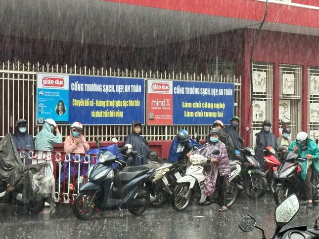 Xúc động hình ảnh phụ huynh TPHCM đội mưa chờ con thi tốt nghiệp - 3