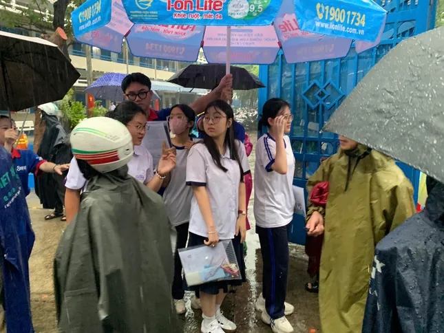 Xúc động hình ảnh phụ huynh TPHCM đội mưa chờ con thi tốt nghiệp - 7