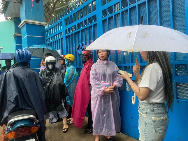 Xúc động hình ảnh phụ huynh TPHCM đội mưa chờ con thi tốt nghiệp - 2
