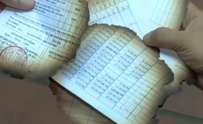 Một tài liệu còn lại được người dân phát hiện liên quan đến UBND phường Cổ Nhuế 2 bị đốt.
