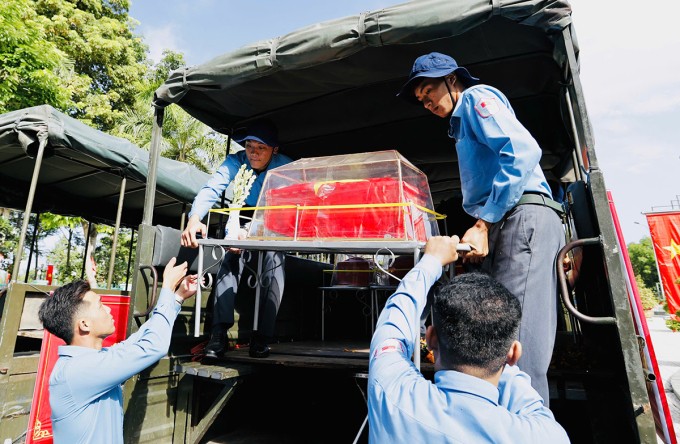 Các chiến sĩ K73 đưa hài cốt các liệt sĩ về nghĩa trang. Ảnh: Biện Cường