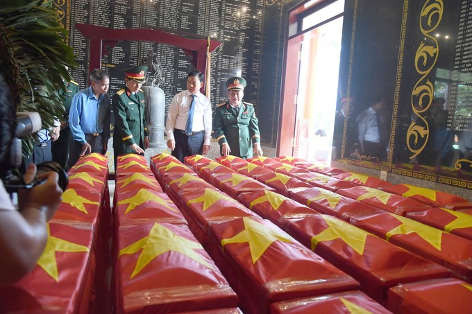 Lãnh đạo UBND tỉnh Long An đến thăm, thắp hương tưởng niệm các liệt sĩ. Ảnh: Biện Cường