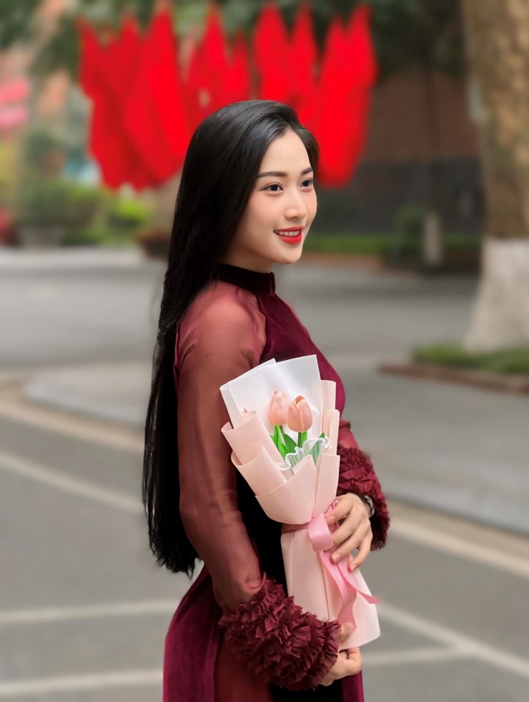 Dù giờ đã trưởng thành, đủ quyền quyết định mọi thứ cho bản thân nhưng Hellen Thủy vẫn giữ mái tóc dài nguyên bản như một cách trân trọng mong muốn của bố mình.
