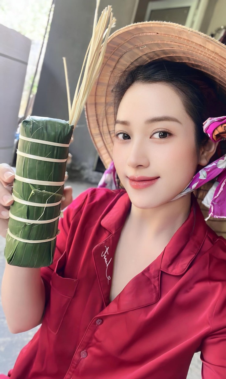 Hơn nữa, cô cũng thấy mái tóc dài rất hợp với gương mặtn và phong cách âm nhạc của cô.
