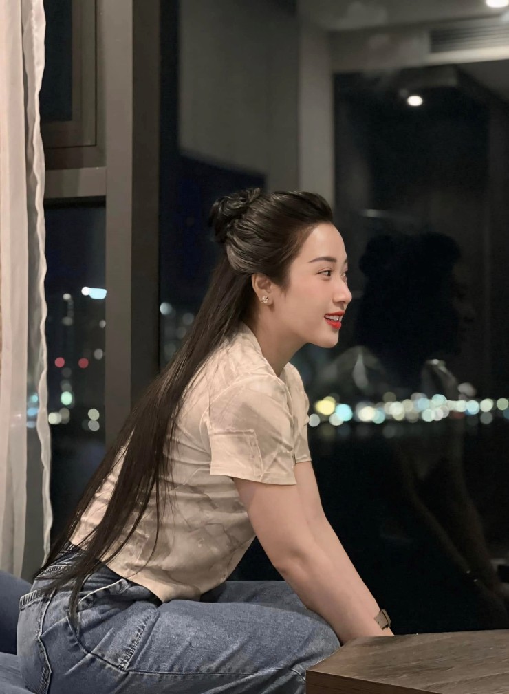 Cô thừa nhận, công việc của cô&nbsp;khá bận rộn, cùng&nbsp;những chuyến đi công tác, biểu diễn khắp cả nước.
