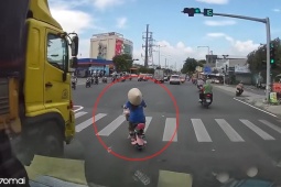 Clip: Người phụ nữ sang đường ẩu khiến ô tô tải phanh dúi dụi