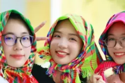 Mốt trùm khăn 'bà thím' được thí sinh Hoa hậu Việt Nam yêu thích