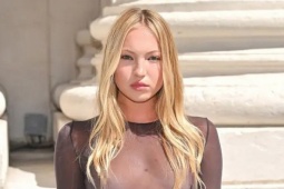 Con gái Kate Moss diện áo mỏng tang dự Tuần lễ thời trang Paris