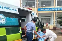 Nữ sinh gặp tai nạn nát cổ chân, đến điểm thi bằng xe cứu thương