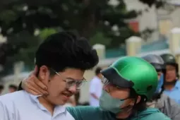 Sỹ tử, thầy chùa, chiến sỹ... những khoảnh khắc lặng người trong mùa thi tốt nghiệp
