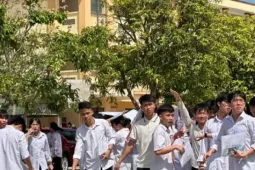 Thí sinh ngất xỉu giữa sân trường sau giờ thi Ngữ văn tại TP Hà Tĩnh