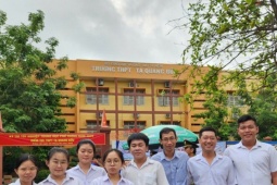 Thi tốt nghiệp THPT ở tuổi 40:  ' Tôi muốn con mình nhìn vào để nỗ lực học tập ' 
