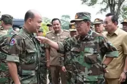 Ông Hun Sen chỉ đạo quân đội chuẩn bị cho xung đột, kêu gọi dân đào hào