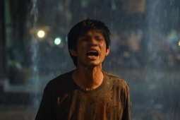 Chàng trai từng bị cha bạo hành, xích chân, phải trốn nhà sống lang bạt khắp nơi