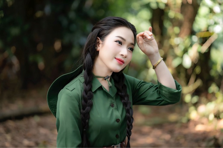 Nhân vật chính trong bức hình ấy chính là Hellen Thủy – cô gái từng đăng quang ngôi vị quán quân cuộc thi Thần tượng Bolero năm 2017.
