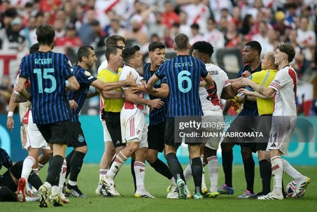 Inter đấu River Plate hóa võ đài: Fan ném vật thể lạ, Dumfries tháo chạy
