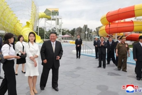 Phu nhân Chủ tịch Triều Tiên lần đầu xuất hiện công khai sau một năm rưỡi vắng bóng