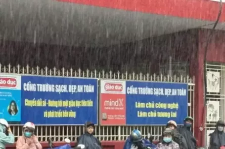Xúc động hình ảnh phụ huynh TPHCM đội mưa chờ con thi tốt nghiệp
