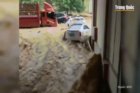 Nước lũ tràn về như thác trong trung tâm thương mại ở Trung Quốc