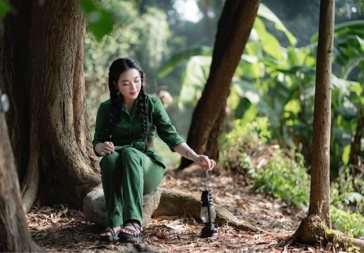 Hellen Thủy tên thật là Nguyễn Thị Thủy, sinh ra và lớn lên tại tỉnh Bình Thuận.
