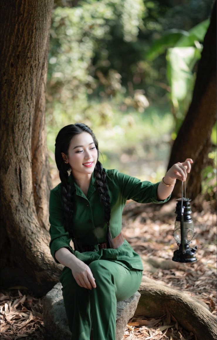 Từ khi còn là học sinh, cô đã tích cực tham gia các hoạt động văn nghệ của trường và địa phương.
