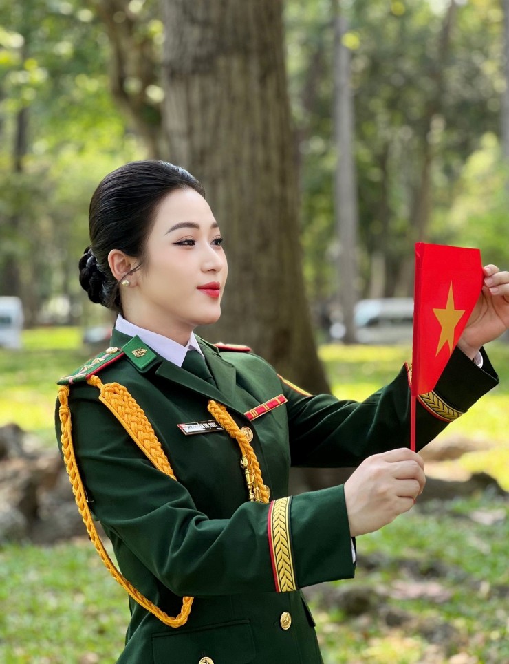 Cô cũng là 1 trong 15 thí sinh hiếm hoi trúng tuyển hệ A của trường, hệ đào tạo được Nhà nước bao cấp toàn bộ chi phí ăn ở và học tập.


