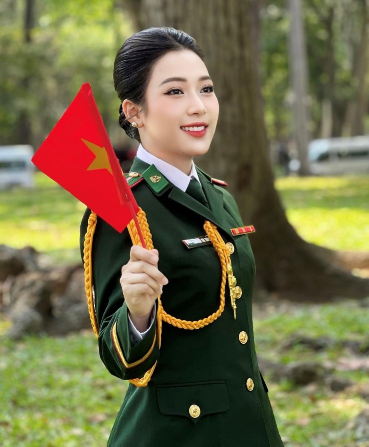 Sau khi tốt nghiệp, Hellen Thủy chính thức trở thành ca sĩ của Đoàn Văn công Bộ đội Biên phòng.


