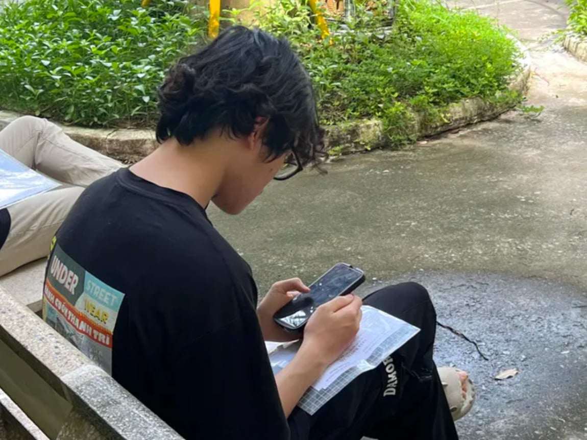 Trước kỳ thi, thí sinh được cảnh báo, nhắc nhở về việc không được mang thiết bị điện thoại, điện tử vào phòng thi. (ảnh: minh hoạ)