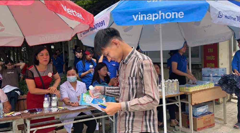 Sỹ tử hoàn thành bài Ngữ Văn, đề dễ thở, thí sinh phấn khởi - 9