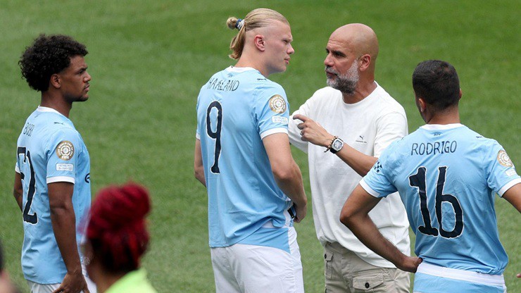 Pep&nbsp;Guardiola nhấn mạnh rằng các đội bóng sẽ buộc phải thích nghi với điều kiện thi đấu khắc nghiệt