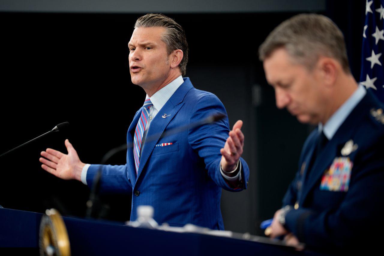 Ông&nbsp;Hegseth trong cuộc họp báo hôm 26/6 (ảnh: Getty)