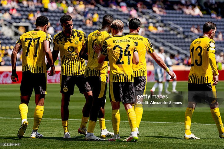 Dortmund (áo vàng) giành chiến thắng quan trọng