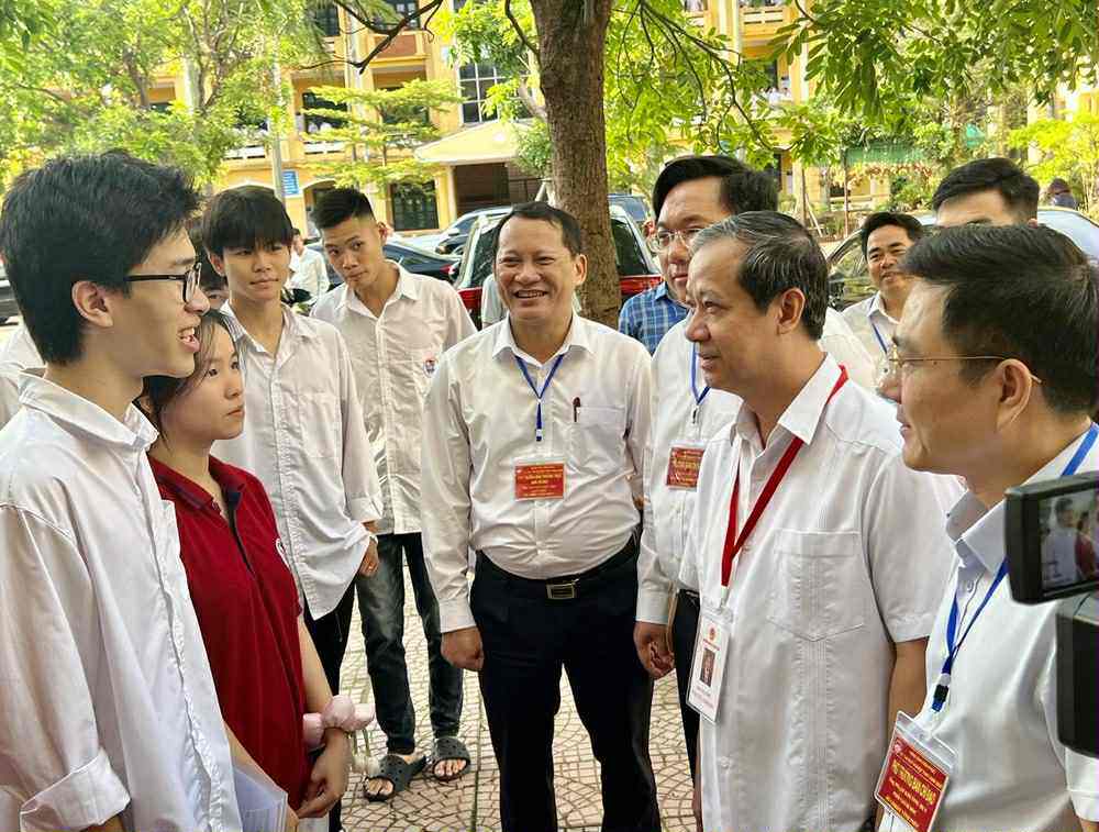 Sỹ tử hoàn thành bài Ngữ Văn, đề dễ thở, thí sinh phấn khởi - 10