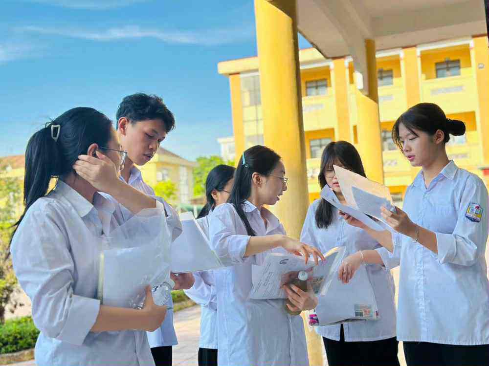 Sỹ tử hoàn thành bài Ngữ Văn, đề dễ thở, thí sinh phấn khởi - 13