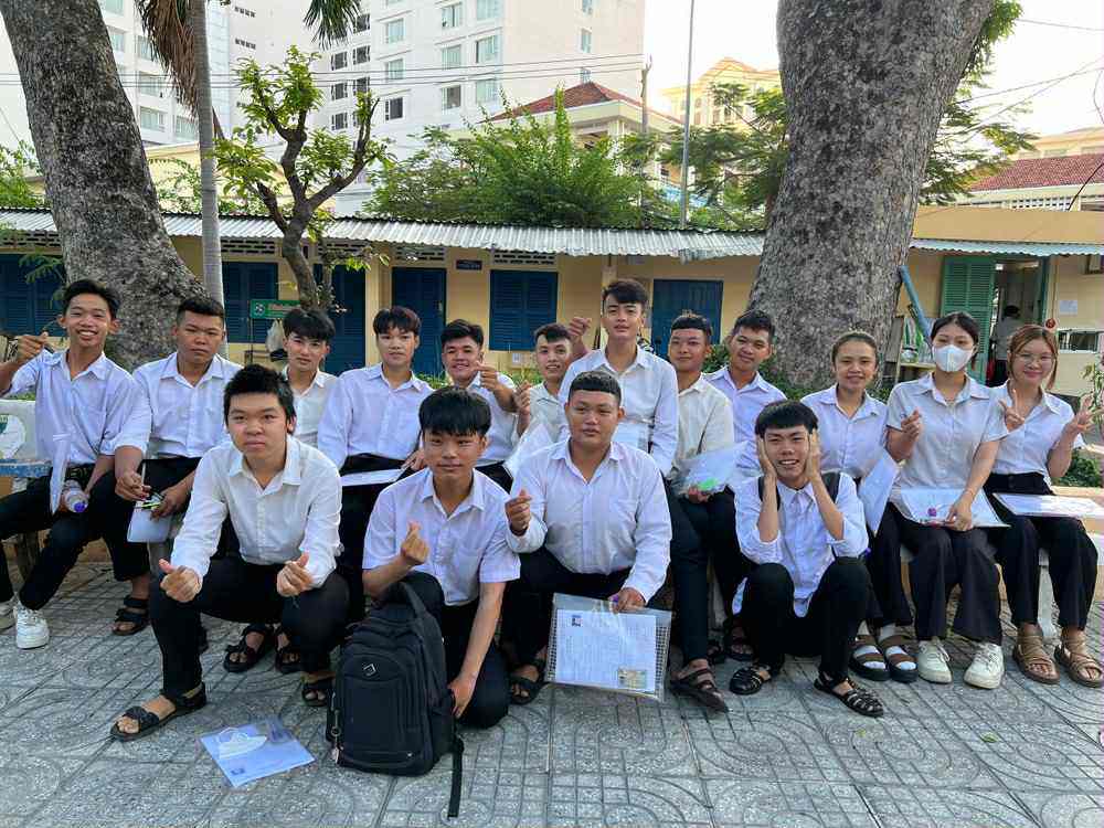 Sỹ tử hoàn thành bài Ngữ Văn, đề dễ thở, thí sinh phấn khởi - 19