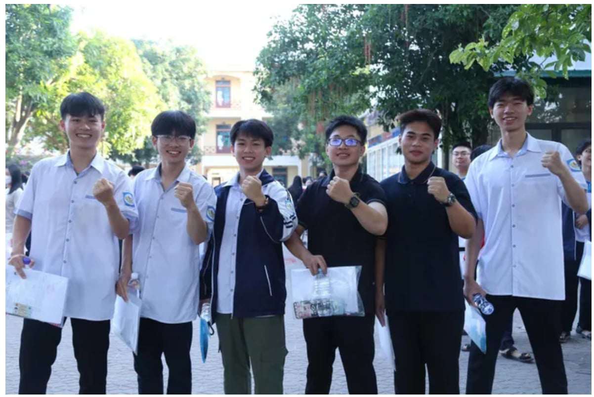 Sỹ tử hoàn thành bài Ngữ Văn, đề dễ thở, thí sinh phấn khởi - 11
