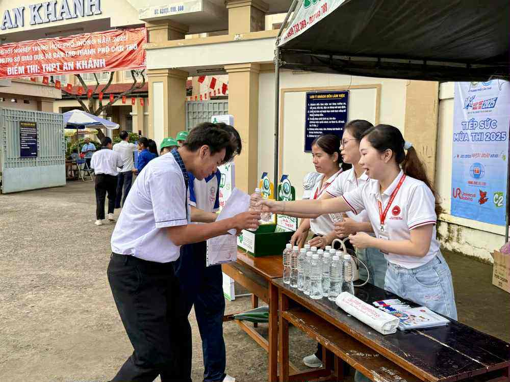 Sỹ tử hoàn thành &#39;môn thi áp lực nhất&#39;: Cập nhật đề thi, giải đề Toán - 16