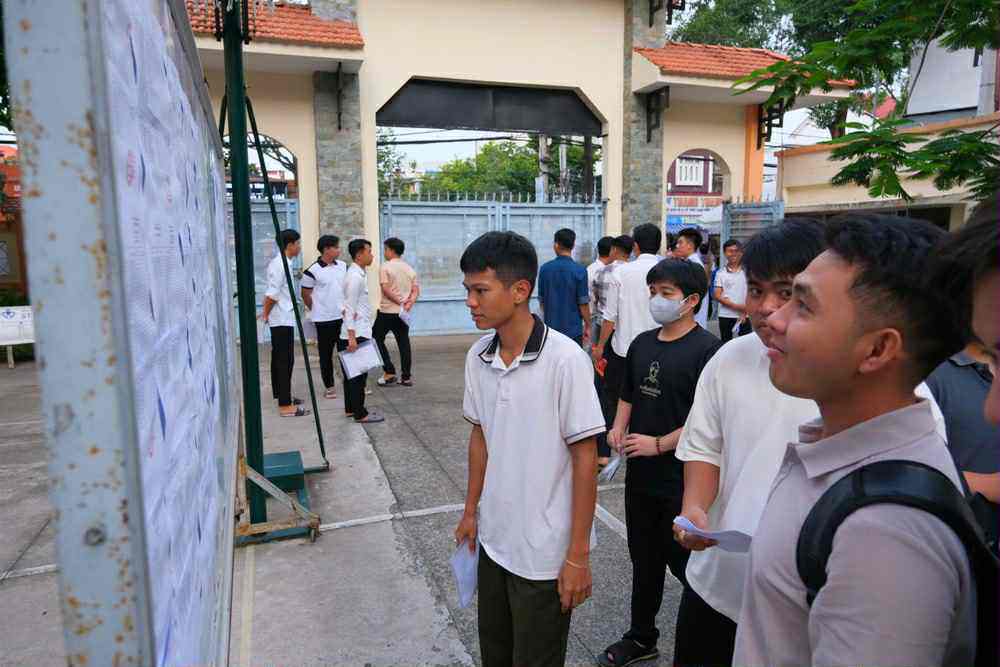 Sỹ tử hoàn thành &#39;môn thi áp lực nhất&#39;: Cập nhật đề thi, giải đề Toán - 15