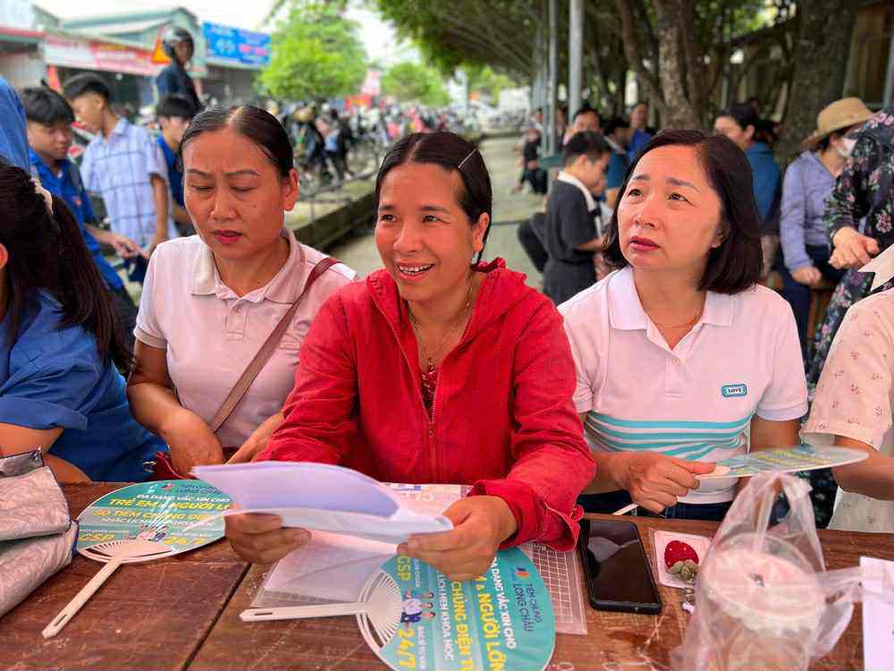 Sỹ tử hoàn thành &#39;môn thi áp lực nhất&#39;: Cập nhật đề thi, giải đề Toán - 28