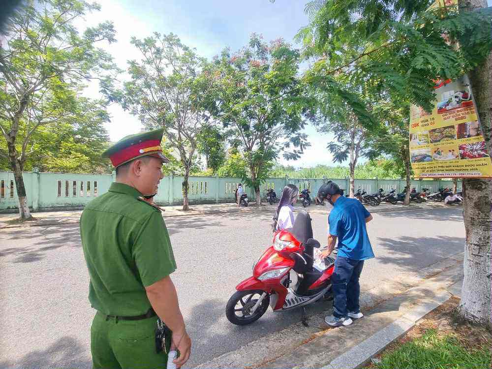 Sỹ tử hoàn thành &#39;môn thi áp lực nhất&#39;: Cập nhật đề thi, giải đề Toán - 17