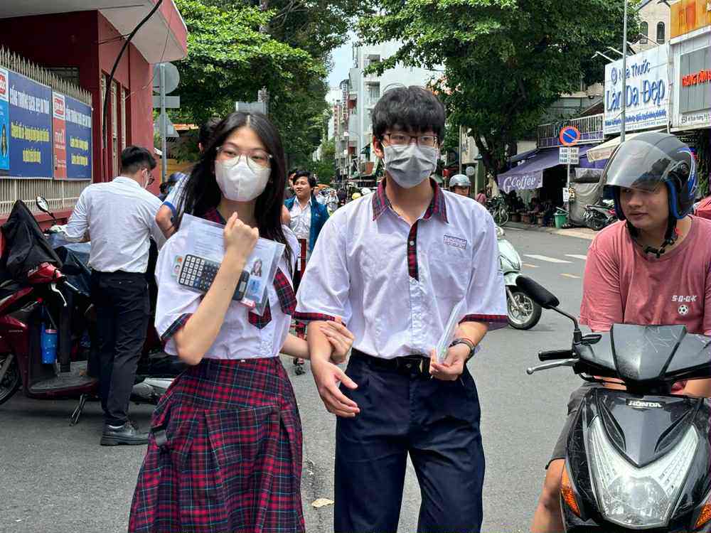 Sỹ tử hoàn thành &#39;môn thi áp lực nhất&#39;: Cập nhật đề thi, giải đề Toán - 22