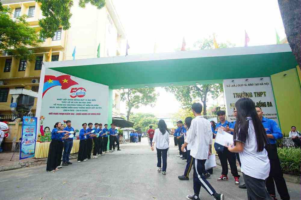 Sỹ tử hoàn thành &#39;môn thi áp lực nhất&#39;: Cập nhật đề thi, giải đề Toán - 24